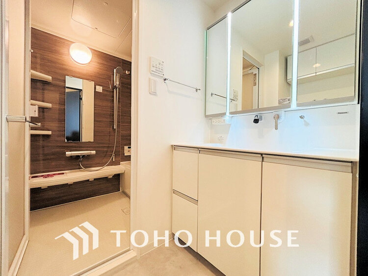 洗面 白を基調とした洗面台。身だしなみを整えやすく収納量も良好です