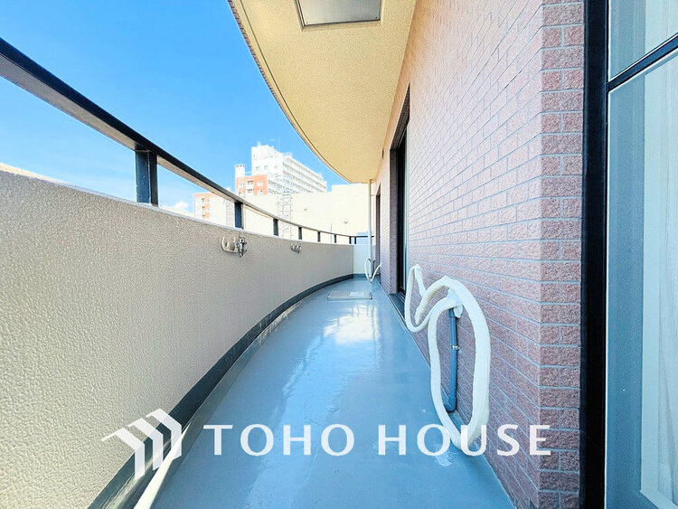 バルコニー 日当たりの良いバルコニーで晴れの日の洗濯物も楽しみになりますね