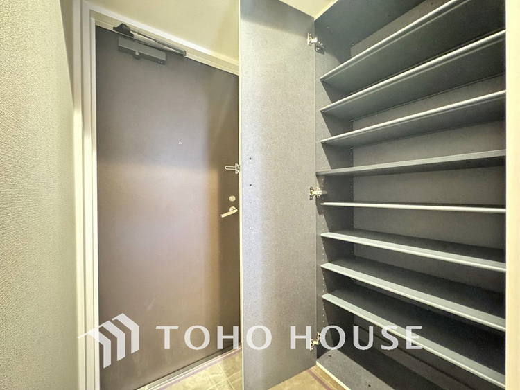 収納 玄関にはご家族分の履き物も十分収納できる充実の収納スペースあり