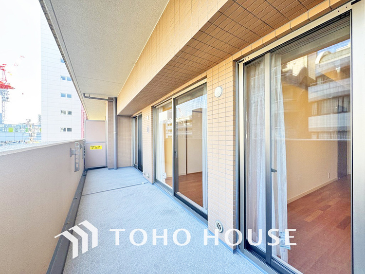 バルコニー 日当たりの良いバルコニーで晴れの日の洗濯物も楽しみになりますね