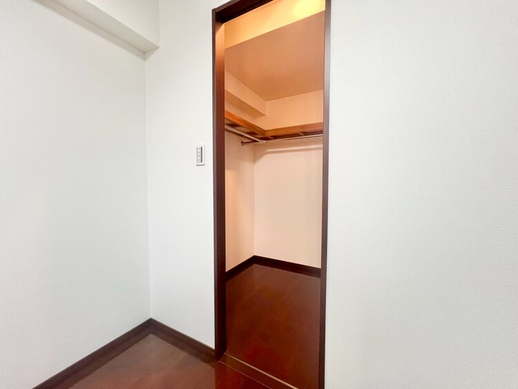 収納 家電やスーツケース、ストック品など何でも片付く嬉しい空間です。