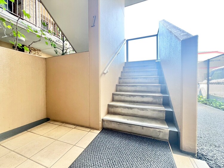 設備 共用部の階段です。明るく清潔に管理されています。