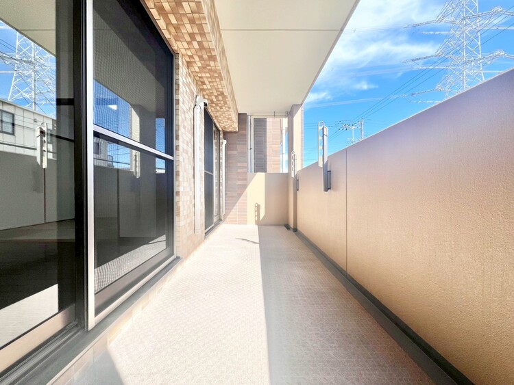 バルコニー 朝の澄んだ空気や、夕方に吹く清々しい風を感じられるバルコニー。