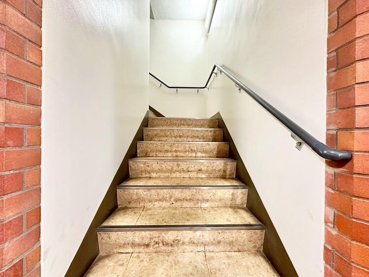 設備 共用部の階段です。明るく清潔に管理されています。