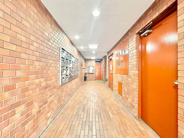 エントランス 綺麗に整備されており、行き届いた管理体制をうかがわせます。