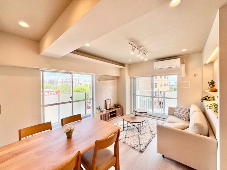 居間 落ち着いた雰囲気に包まれて、伸びやかな空間。