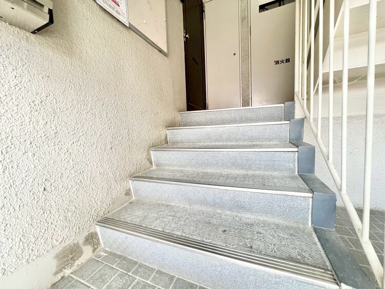 設備 共用部の階段です。明るく清潔に管理されています。