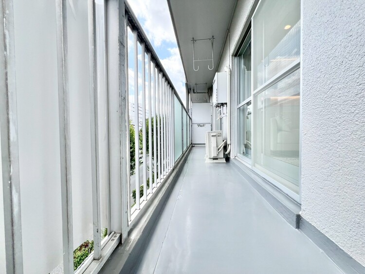 バルコニー 朝の澄んだ空気や、夕方に吹く清々しい風を感じられるバルコニー。