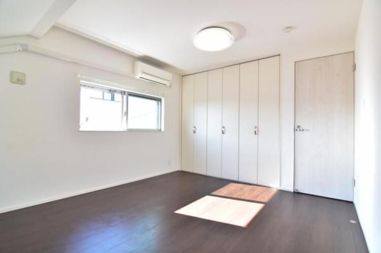 内装 窓から注がれる光で家族とのコミュニケーションも明るくなりそうな居室です。 