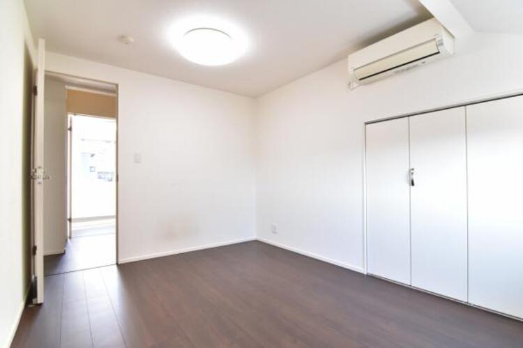 内装 日々の疲れを癒してくれる主寝室。自由度が高いので家具のレイアウトでお好みの空間を創りだせます。 