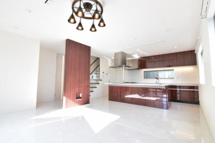 居間 ソファーやダイニングテーブルを置いてもゆとりのある広々リビングです。ご家族みなさんで寛げる空間をぜひ現地で体感してみてください。 