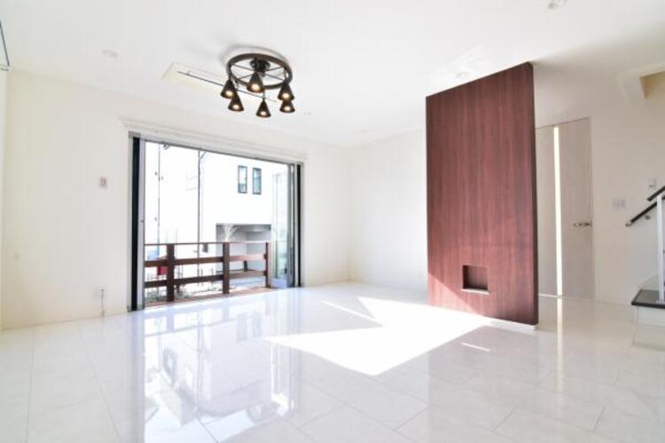 居間 光と風があふれる開放的なリビングダイニングには自然と家族みんなが集まってきます。明るく穏やかな空気の中で幸せを感じさせてくれる場所です。 