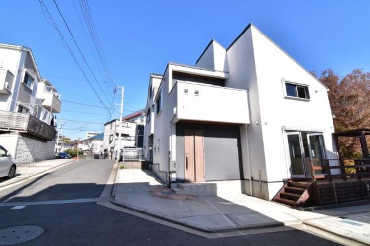 外観 前面道路です。毎日のお車の出し入れもストレスなく行えます。 