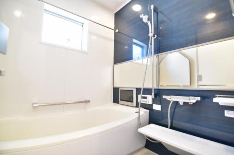 風呂 高級感を演出する内装の浴室は、心休まるくつろぎのスペースにも癒しのスペースにもなる空間です。 