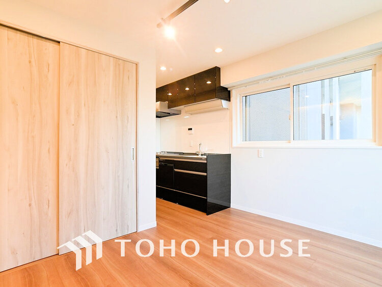 キッチン 柔らかな光の差し込むキッチン