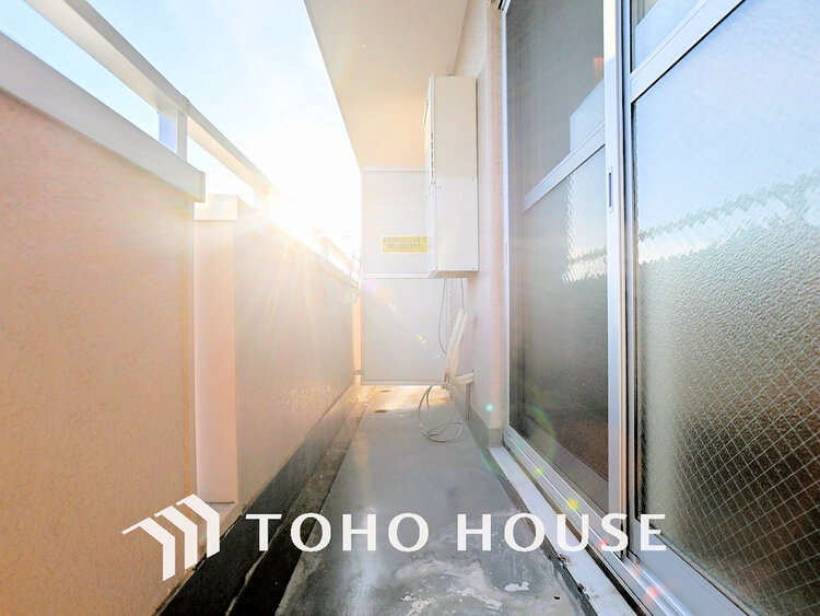 バルコニー 日当たりの良いバルコニーで晴れの日の洗濯物も楽しみになりますね