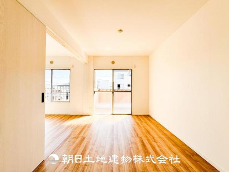 居間 大切なご家族、招いた友人と過ごすひと時を溢れる光が優しく包み込む空間。