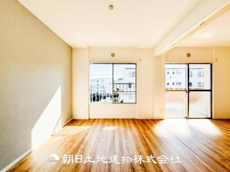 居間 家族や友人との時間など、１番多くの時間を過ごす空間だからこそ落ち着いた空間になります。