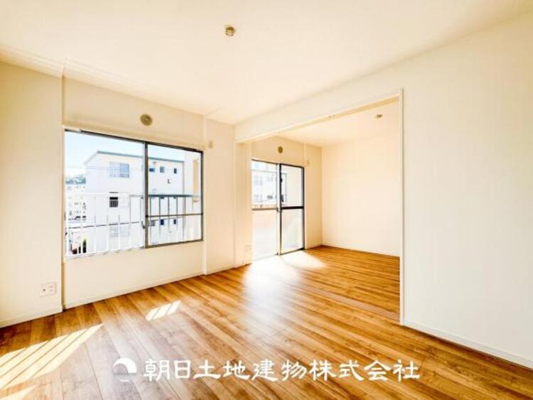 居間 何気なく過ぎる時でさえも上質なひと時となる快適な空間を目指しております。