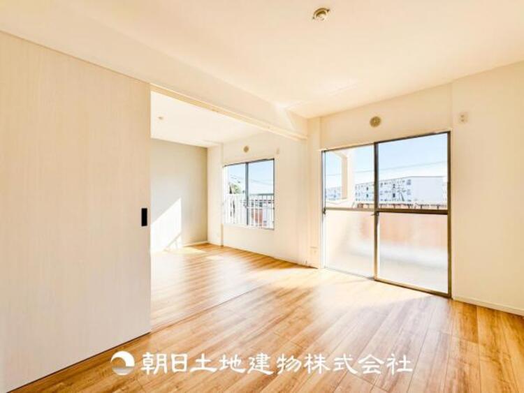 居間 リビングには潤沢な太陽が降り注ぎ、爽やかな住空間を演出しました。