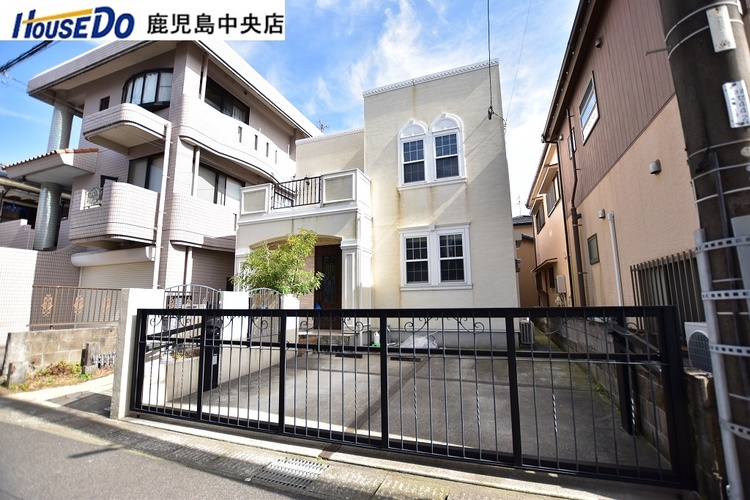 外観 西向き道路【敷地面積150.30m2(45.46坪)】駐車2台分！即日室内のご見学が可能です♪