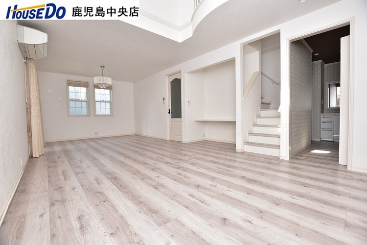 居間 【リビング】吹き抜けのある開放的なリビングです♪約23帖と広々しています！