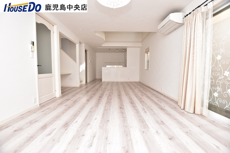 居間 【リビング】吹き抜けのある開放的なリビングです♪約23帖と広々しています！