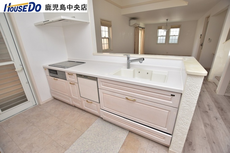 キッチン 【キッチン】IHクッキングヒーター、食器洗浄乾燥機付きのシステムキッチンです♪