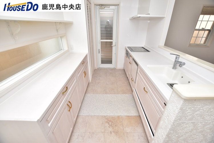 キッチン 【キッチン】勝手口のあるキッチンです♪