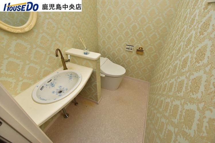 その他 【1階トイレ】広々とした空間のトイレです！洗面台もあります♪