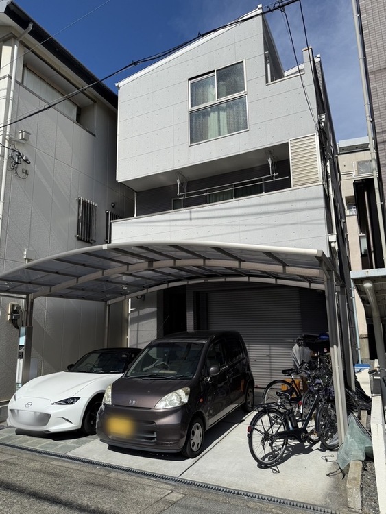 外観 約30坪の戸建物件！！間口の広い整形地となり普通車3台駐車可能♪