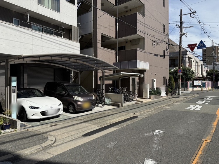 外観 前面道路は約8.0ｍあり駐車もしやすい好立地♪