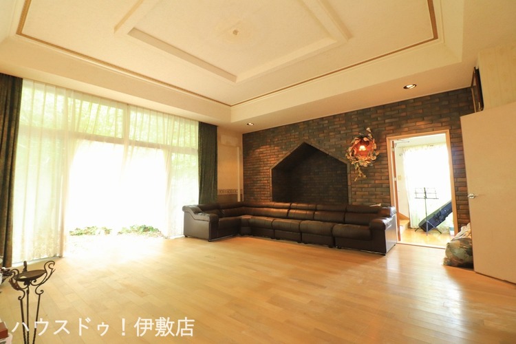 内装 【洋室】レンガ調の壁が印象的な広々とした洋室。家族みんながくつろげる空間としても