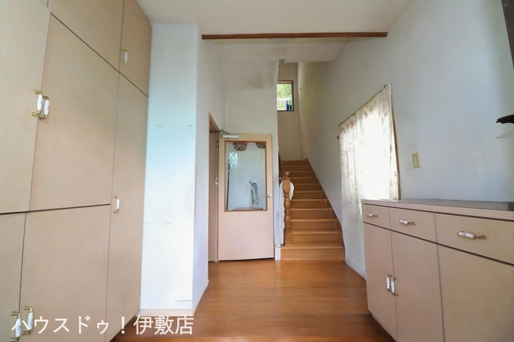 玄関 【玄関】ゆとりのある玄関フロアは気持ちにもゆとりをもって行動ができそうですね。※AIによる家具消し済