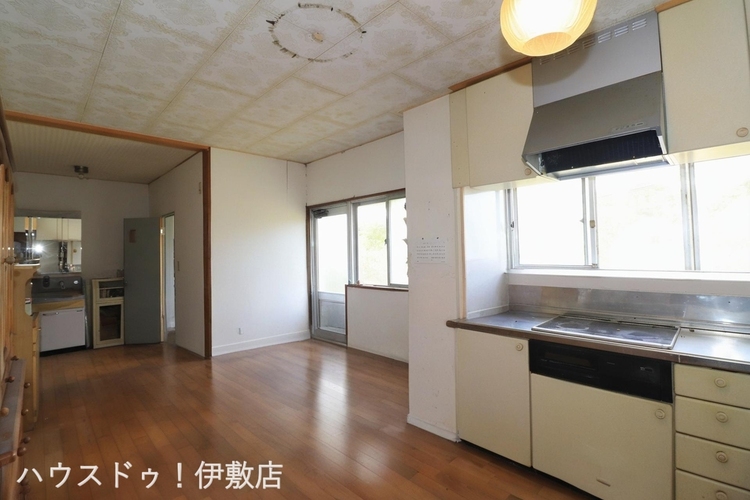 キッチン 【ダイニングキッチン】窓が多く自然光が入りやすいダイニングキッチン！※AIによる家具消し済