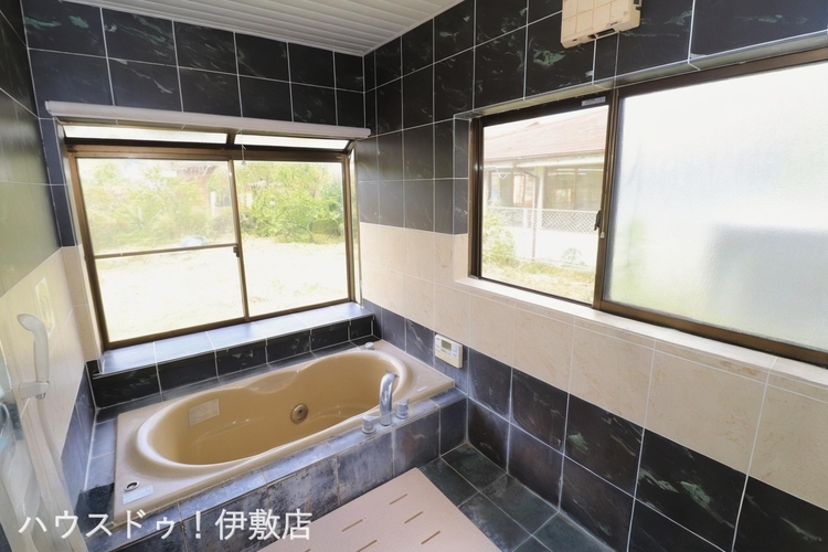 風呂 【浴室】洗い場が広いタイプの浴室。子供達とゆっくりお風呂に入れます※AIによる家具消し済