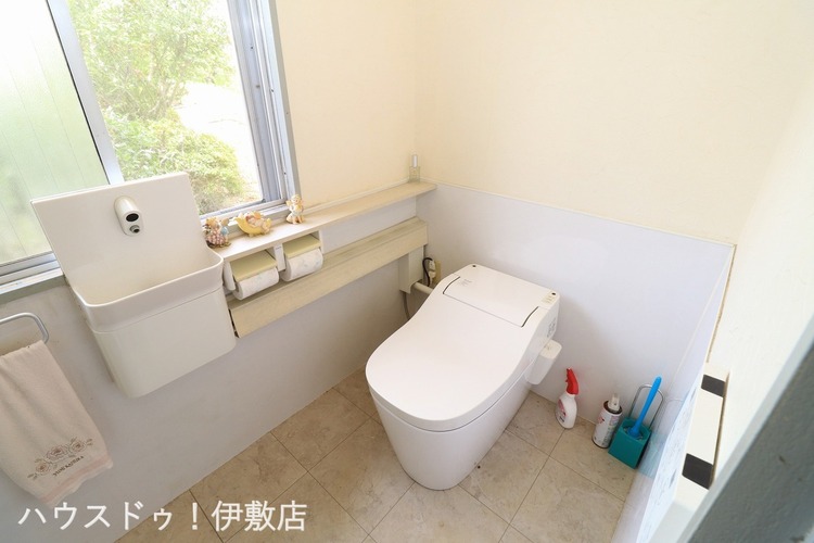 その他 【トイレ】オシャレなトイレ♪タンクレストイレでとても広々感じられます