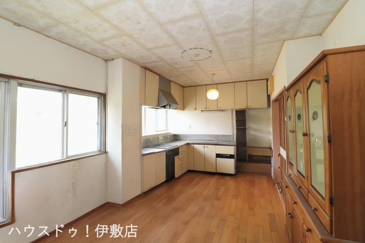 キッチン 【ダイニングキッチン】弊社にて無料でリフォーム見積もり致します。ワンストップサービスで物件の購入からリフォーム工事まで弊社にお任せ下さい。※AIによる家具消し済