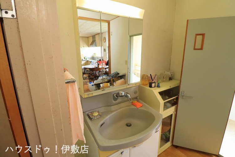 その他 【洗面台】人気の3面鏡を採用しました。ミラー裏が収納になっているので、生活感を出さずに収納することが出来ます。