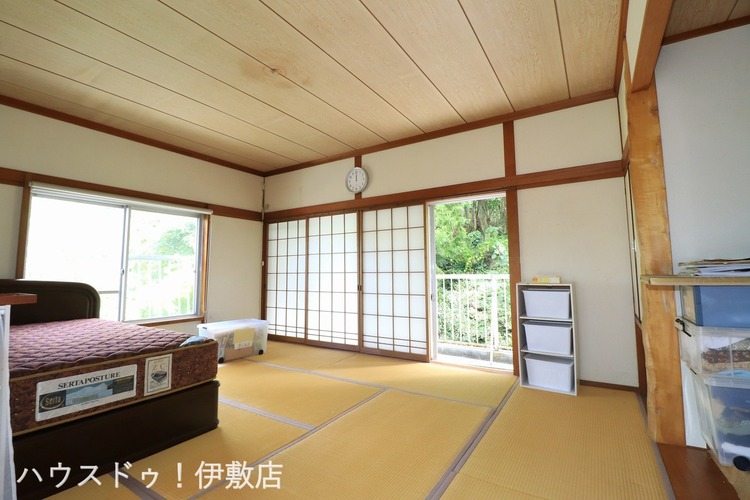 内装 【2F和室10帖】西側と南側の2方向に窓があり、自然光が入りやすい和室です