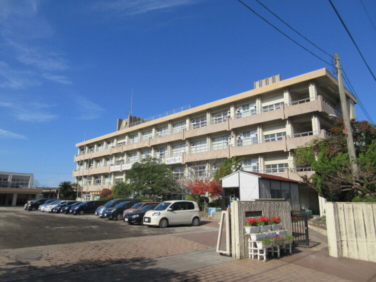 周辺 草牟田小学校【鹿児島市立草牟田小学校】は、城山2丁目に位置する1924年創立の小学校です。令和3年度の生徒数は482人で、20クラスあります。 徒歩 約26分（約2080m）