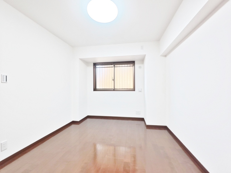 寝室 ベッドも十分に設置するスペースがあります。