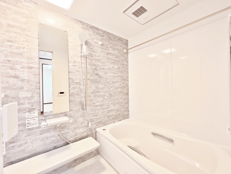 風呂 一日の疲れを癒すバスルームは、心地よいリラックスを叶える清潔感溢れる空間です。