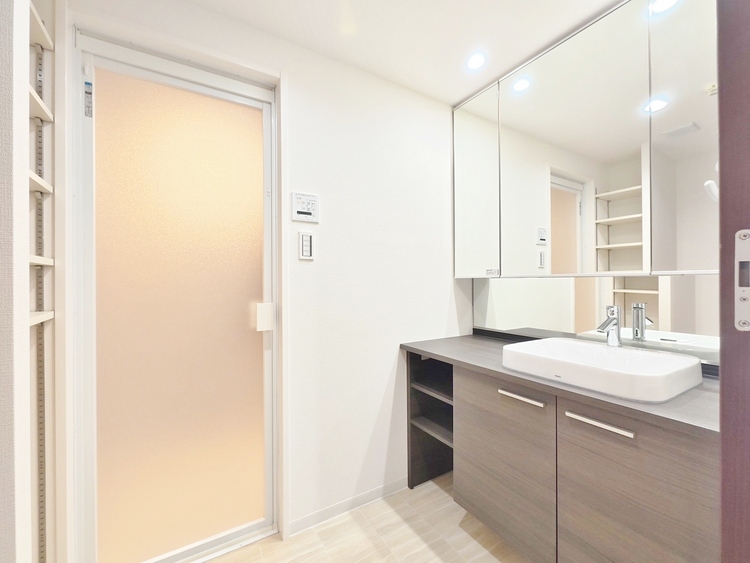 洗面 清潔感と心地よさを重視した、上質感漂うパウダールーム。