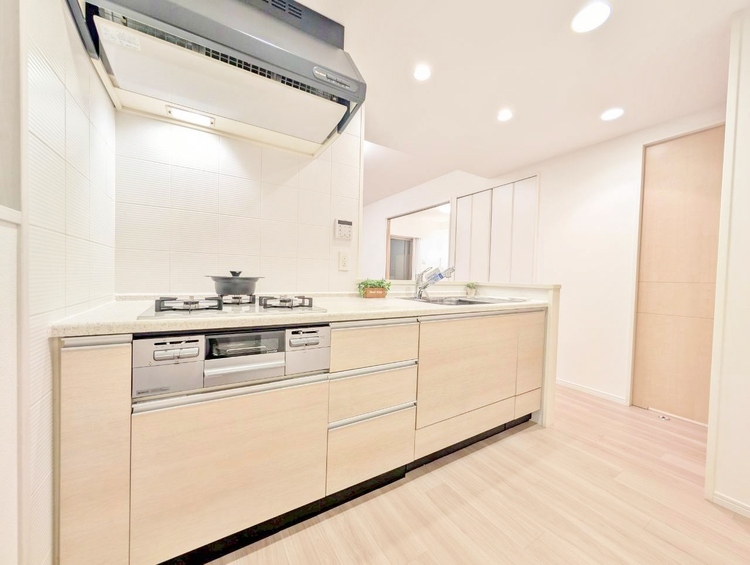 キッチン スマートな意匠と充実の機能を備えたキッチンが、暮らしにおいしい彩りを添えます。