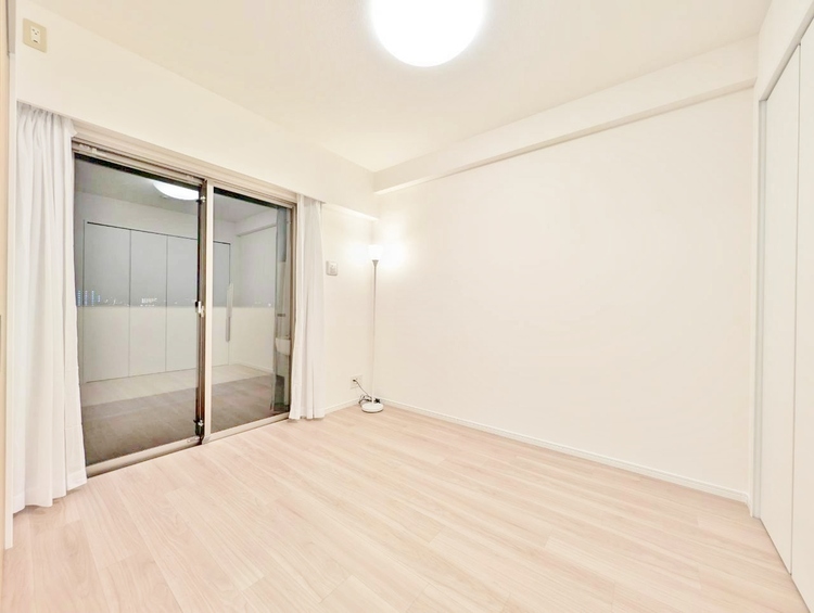 寝室 ベッドも十分に設置するスペースがあります。