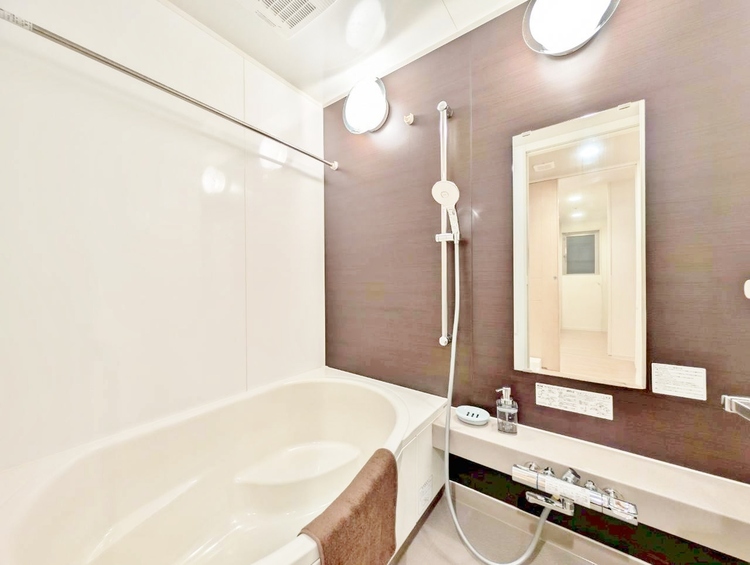 風呂 一日の疲れを癒すバスルームは、心地よいリラックスを叶える清潔感溢れる空間です。