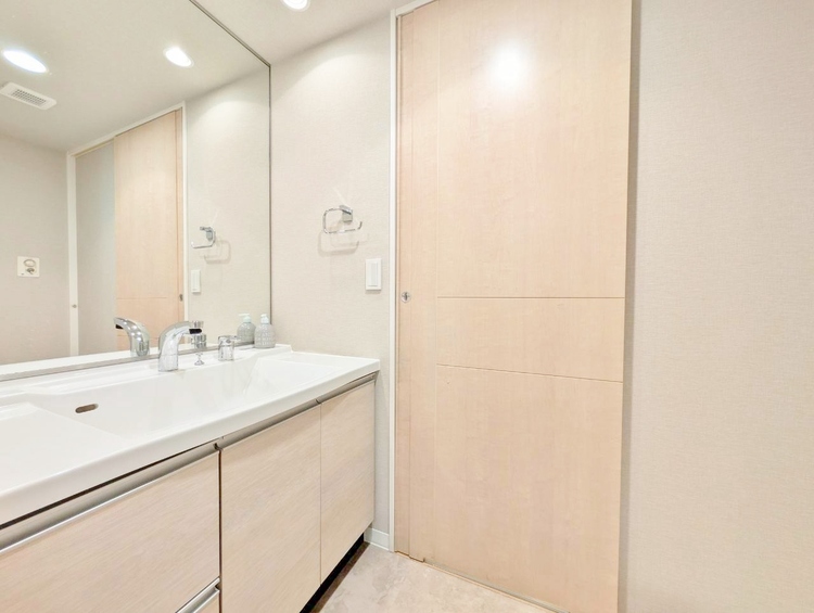 洗面 何かと物が増える場所だからこそ、スッキリと見映えの良い空間に。