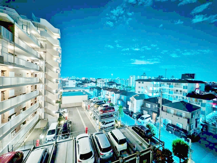 バルコニー 窓を開けると広がる青空。心をリフレッシュして日々を過ごしていきましょう。