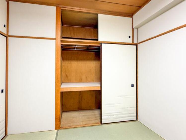 収納 天袋には普段使用しない物などを収納していただくことができます。